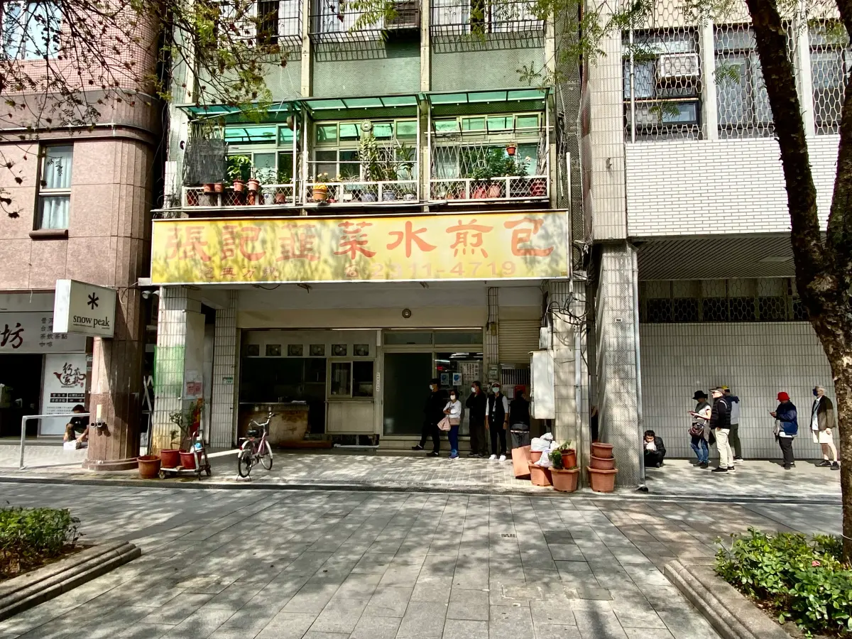 ▲爆出韓國瑜立院辦公室內吃的水煎包就是西門町老店「張記韮菜水煎包」，每天營業日10點才會開張，9點就已陸續看到民眾前往排隊。（圖／記者葉盛耀攝）