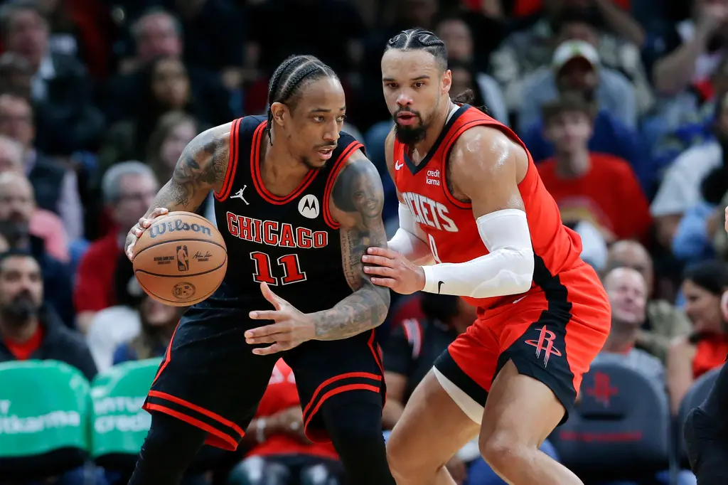 ▲Dillon Brooks（右）幫隊友出氣找DeMar DeRozan（左）爭執，引爆全場衝突，最後兩人都遭到驅逐出場。（圖／美聯社／達志影像）