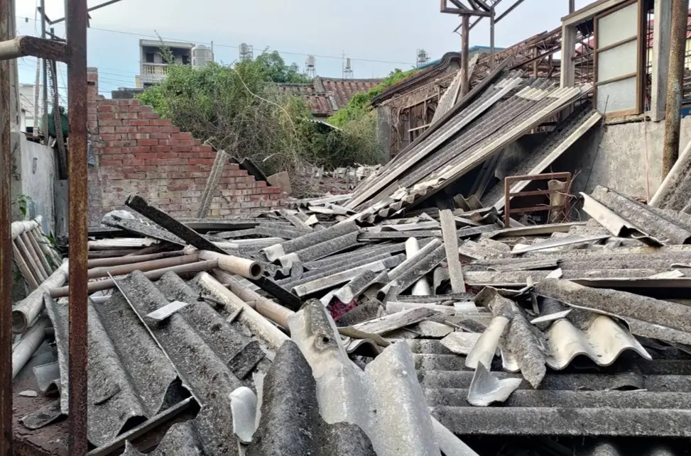 ▲石綿已被世界衛生組織列為一級致癌物，屏東縣約有2萬多棟建築物使用石綿建材，這些建築物已進入汰換的高峰期。（圖／屏東縣府提供）