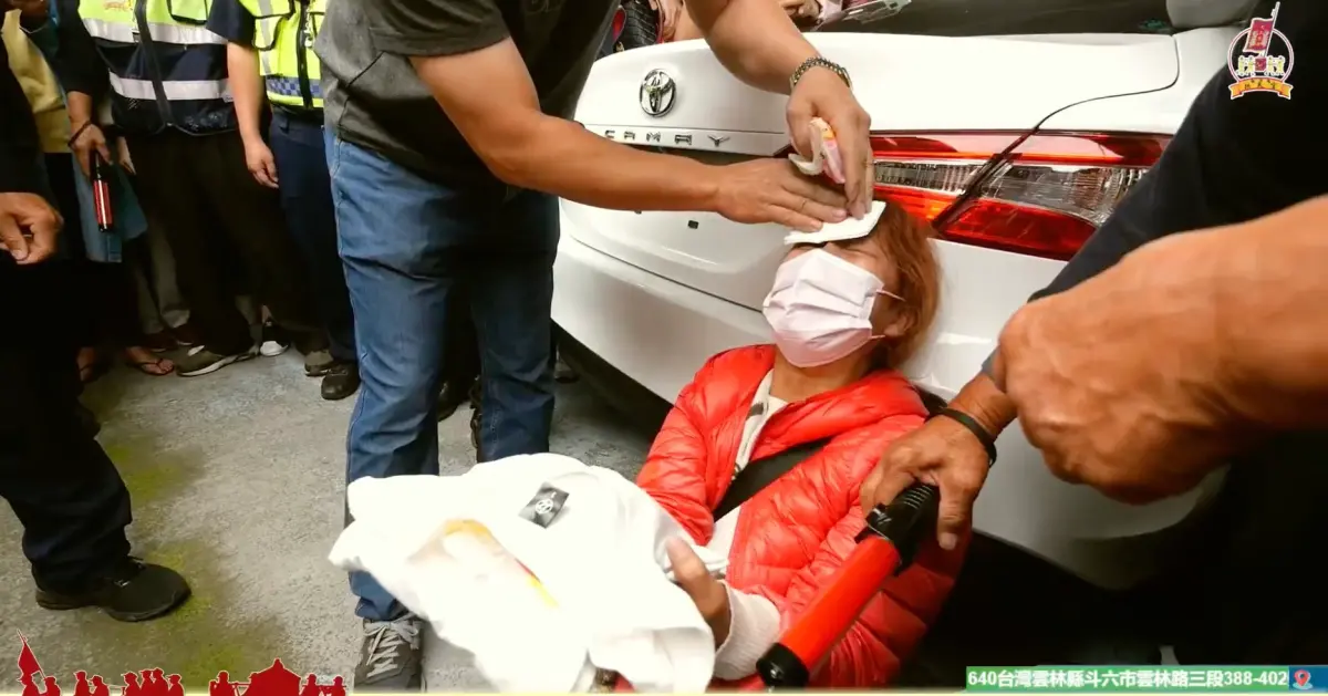 ▲婦抱著女兒衣服，跪白沙媽鑾轎前痛哭磕頭，盼救活車禍昏迷愛女（圖／翻攝白沙屯拱天宮臉書）