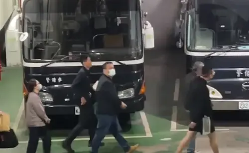 北市議員,陳重文,囚車,收押,虐嬰保母,劉姓保母。(圖/翻攝畫面) ▲北市議員,陳重文,囚車,收押,虐嬰保母,劉姓保母。(圖/翻攝畫面)