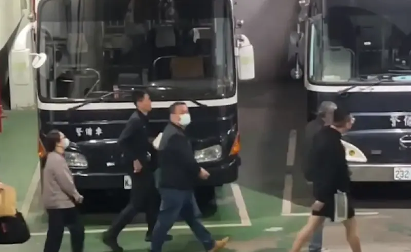 ▲台北市議員陳重文（中）涉利用職權施壓，護航台灣智慧光網公司、幫其取得標案合約，不法獲利321萬，今（19日）上午，北檢依涉圖利、業務侵占等罪嫌起訴。（圖／翻攝畫面）