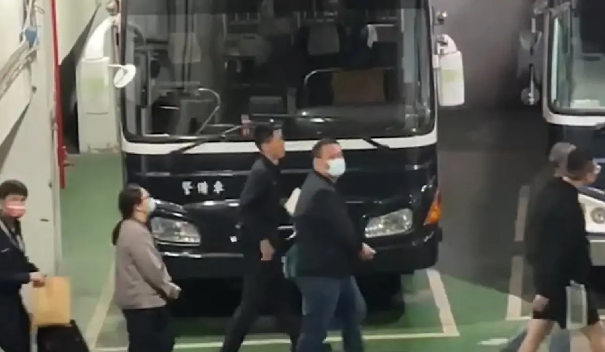 ▲北市議員陳重文收賄更裁收押禁見，深夜上銬搭囚車前往台北看守所。（圖／翻攝畫面）