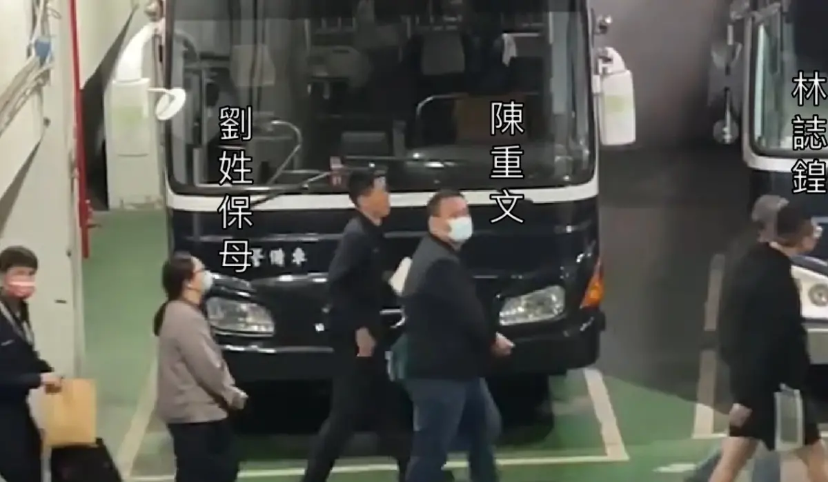 ▲陳重文涉貪收押上銬搭囚車，意外與虐童惡保母同框。（圖／翻攝畫面）