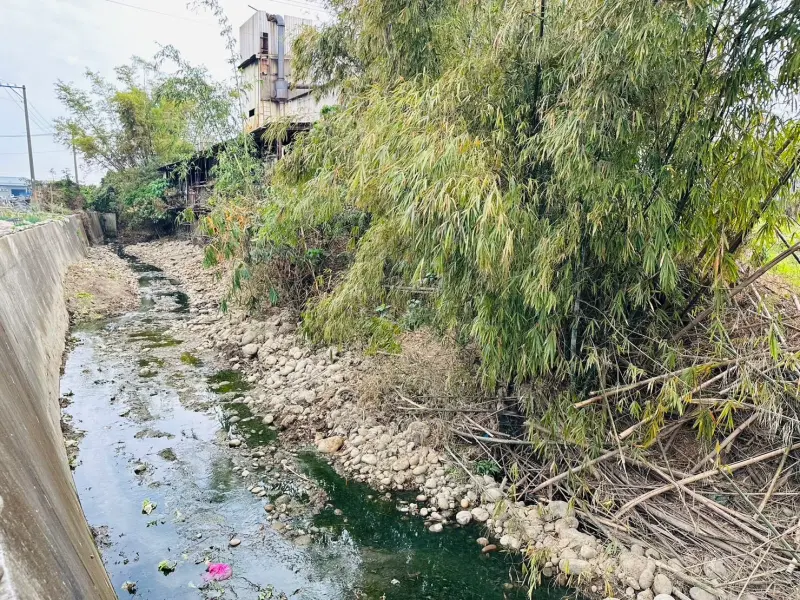 ▲大雅區員林里、雅楓里塔連溝部分區段僅為土堤護岸，豪大雨來臨時，造成沿線部分農地土壤流失(圖／楊瓊瓔服務處提供2024.3.22)