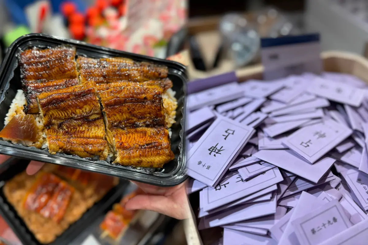 ▲百貨日本展天王「SOGO忠孝館」，將於3月22日起至4月7日舉辦「戀上春櫻 北海道展」，現場可以抽千年神社運籤，還能品嚐職人現做美食。（圖／記者鍾怡婷攝）