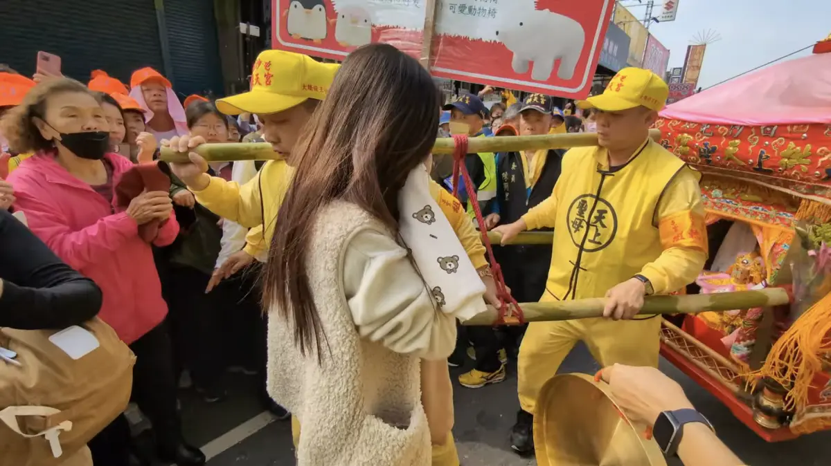 ▲白沙屯媽祖鑾轎在進香路途中，卻突然急煞倒退，就在眾人一頭霧水之際，發現原來是一名女信徒正在替罹癌臥病在床的姪女祈福。（圖／翻攝自「白沙屯媽祖網路電視台」YT）
