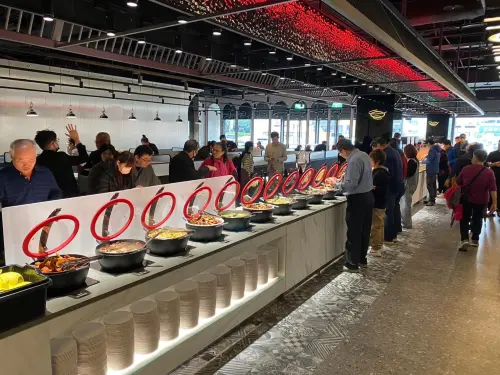 ▲我家牛排南崁店搬家大升級,店內重新裝潢空間變超大,一字排開的buffet區超壯觀,最低360元就能吃到飽。(圖/我家牛排南崁店粉專) ▲我家牛排南崁店搬家大升級,店內重新裝潢空間變超大,一字排開的buffet區超壯觀,最低360元就能吃到飽。(圖/我家牛排南崁店粉專)
