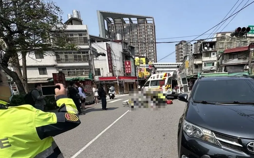▲游婦騎乘YouBike不明原因突然倒地，造成後放小貨車閃避不及輾過。（圖／翻攝畫面）