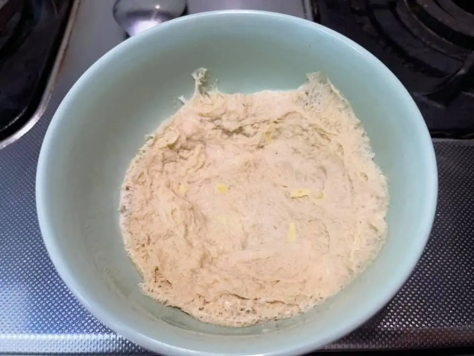 ▲一名人妻自己試做電鍋蒸蛋料理，結果成品完全不平滑，但看起來也非常乾且不軟嫩，讓她相當傻眼。（圖/家常菜）