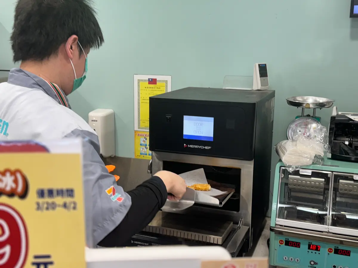 ▲7-11近期開賣現烤薯餅，單個售價25元，24小時全天候提供。（圖／記者鍾怡婷攝）