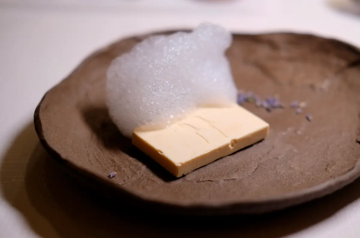 ▲位在Mvsa慕舍酒店內的Molino de Urdániz渥達尼斯磨坊，去（2023）年晉升米其林二星，今年度西班牙品牌主理兼西班牙本店主廚David Yárnoz再度親臨台灣推出新菜色，甜點竟是「肥皂」。（圖／記者葉盛耀攝）