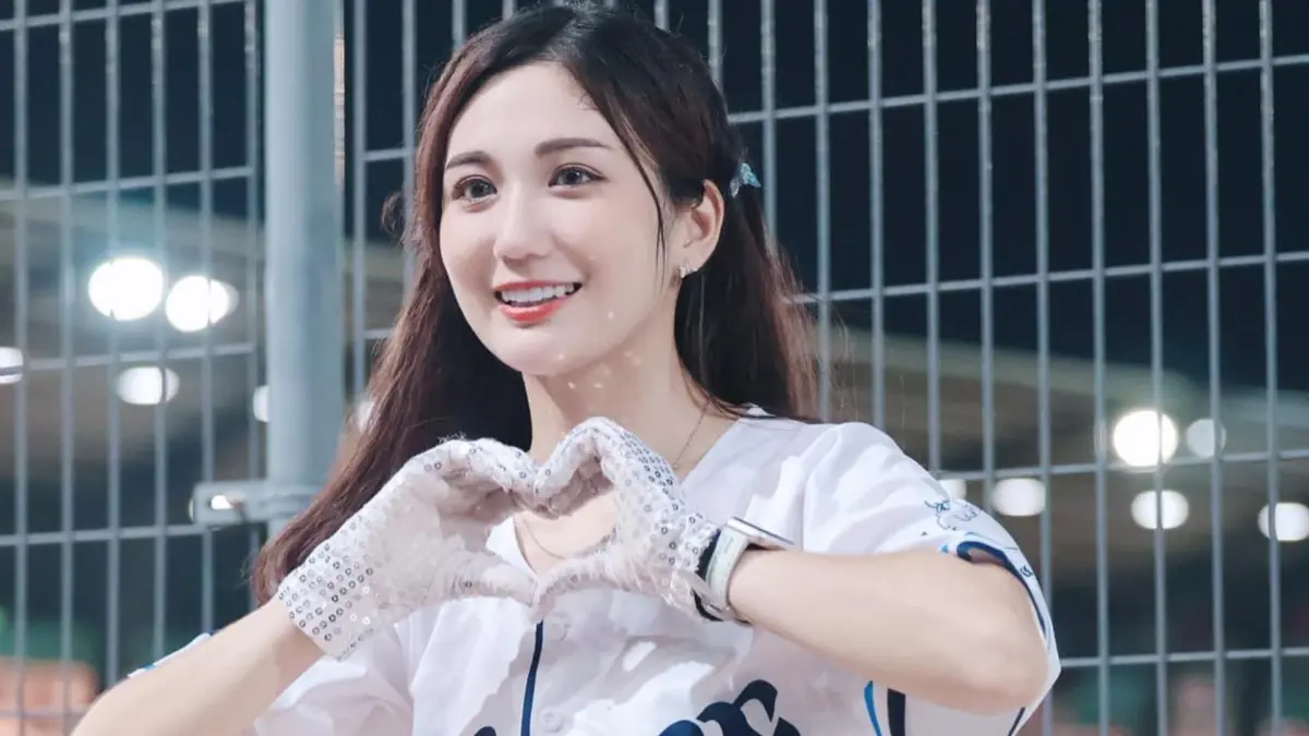 ▲Uni-Girls、Wings Girls成員Mina穿比基尼，放送側面風光。（圖／吳綵冞臉書）