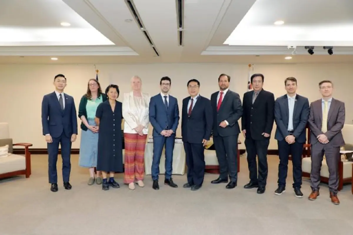 ▲台南姊妹市比利時魯汶(Leuven)市市長黎默德(Mohamed Ridouani)於今(22)日率市政團隊，在比利時台北辦事處長馬徹(Matthieu Branders)的陪同下，一行8人拜會台南市長黃偉哲。（圖／台南市政府提供）