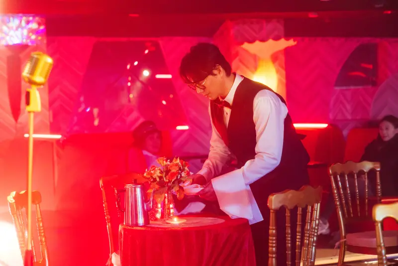 ▲蕭煌奇推出新歌〈Good Show〉，在MV裡頭演出酒吧服務生。（圖／華納音樂提供）