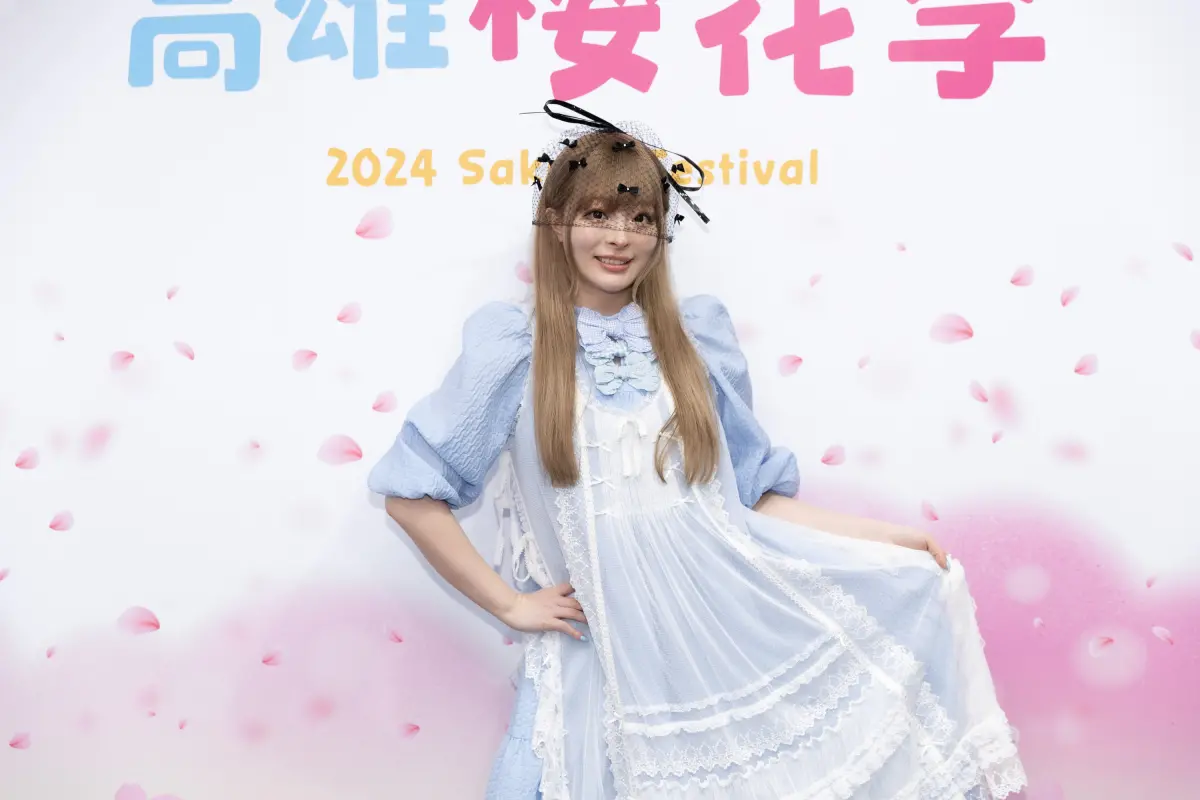 ▲卡莉怪妞變身「愛麗絲」登上高雄櫻花季舞台表演。（圖／寬寬整合行銷）