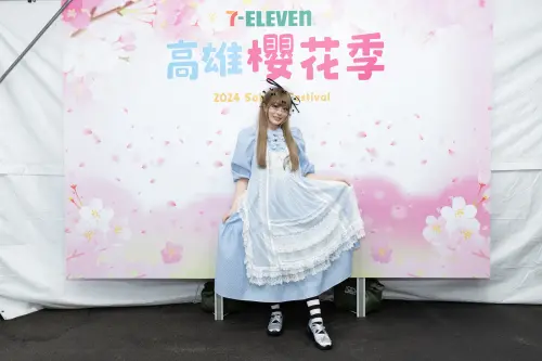 ▲卡莉怪妞變身「愛麗絲」登上高雄櫻花季舞台表演。（圖／寬寬整合行銷）