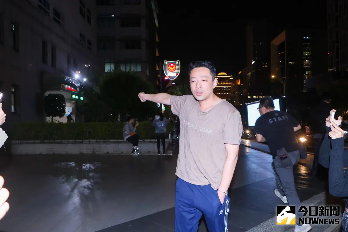 ▲22日傍晚，藝人大S（徐熙媛）的前夫汪小菲，疑因酒醉跑到大S位於信義區的豪宅大鬧，被警方勸離之後又返回，最後被帶回轄區三張犁派出所。（圖／記者陳明中攝）