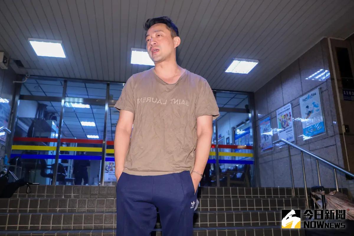 ▲22日傍晚左右，汪小菲2度衝到大S居住的信義區豪宅鬧事，又揚言要舉報大S長期濫用藥物，但筆錄還沒做完，汪小菲接到一通神秘電話就突然離開。（圖／記者陳明中攝）