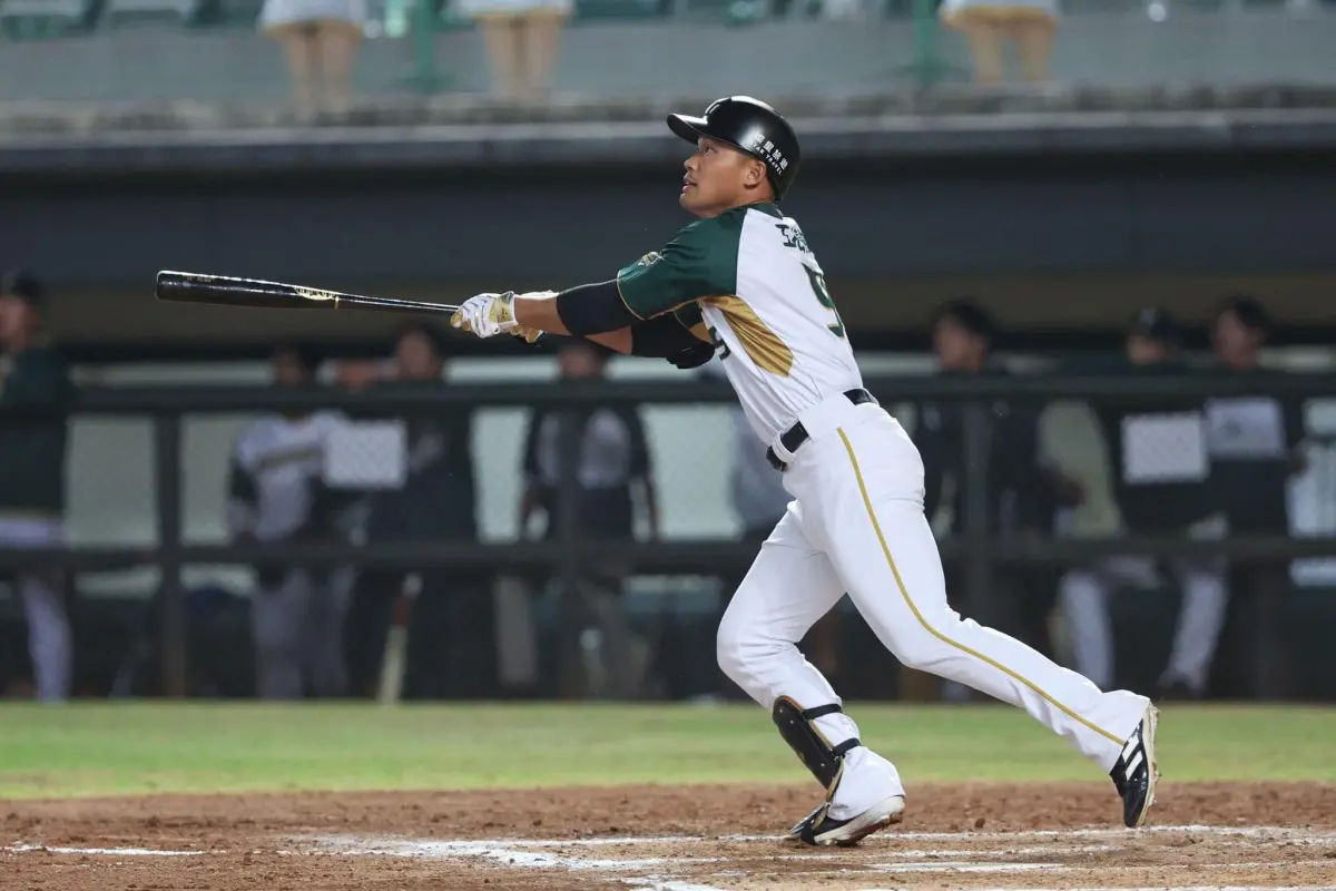 王柏融擊出三壘安打，並且打破20打席沒有敲安的低潮。（圖／台鋼雄鷹提供）