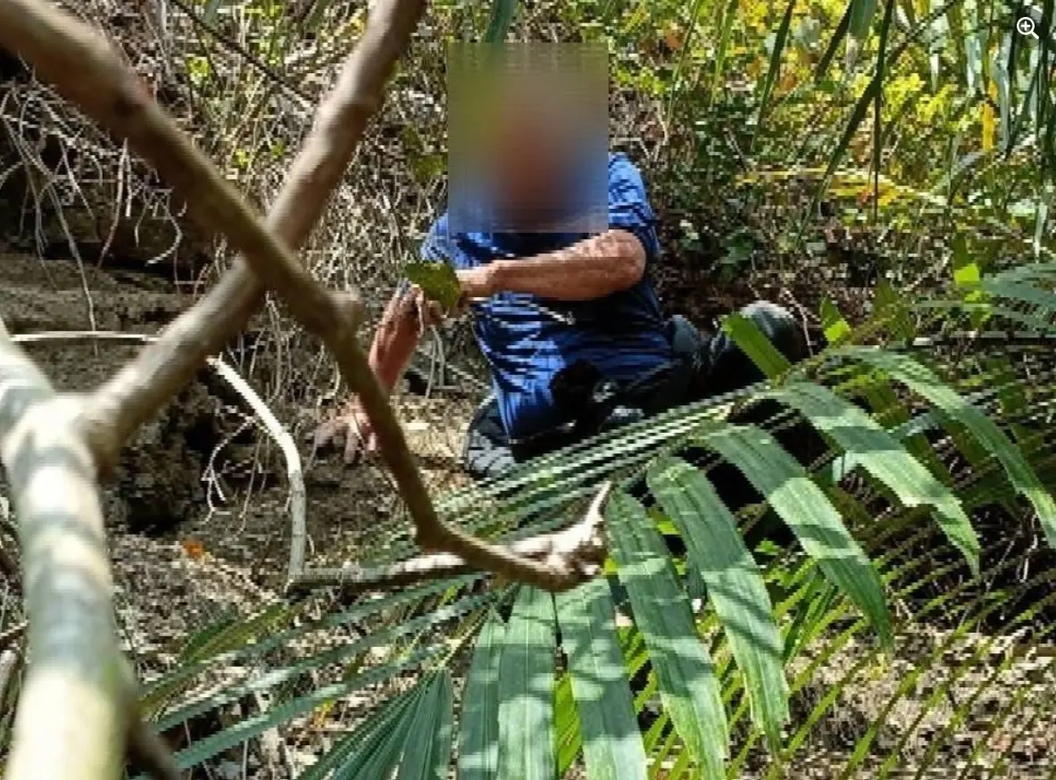 ▲桃園沈姓男子騎乘機車，行經台東縣大武鄉瀧橋時，被獼猴吸引困在山林間，直到警方獲報趕來救援，整個過程宛如真人版「神隱少女」。（圖／翻攝畫面）