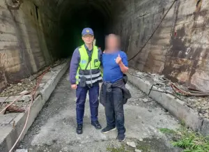 桃園沈姓男子騎乘機車,行經台東縣大武鄉瀧橋時,被獼猴吸引困在山林間,直到警方獲報趕來救援,整個過程宛如真人版「神隱少女」。(圖/翻攝畫面) ▲桃園沈姓男子騎乘機車,行經台東縣大武鄉瀧橋時,被獼猴吸引困在山林間,直到警方獲報趕來救援,整個過程宛如真人版「神隱少女」。(圖/翻攝畫面)