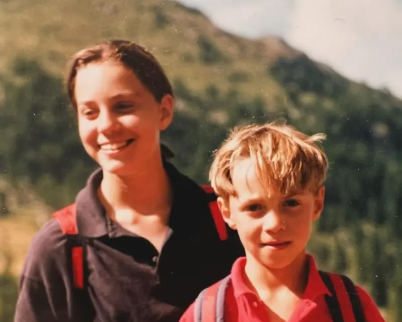 ▲凱特王妃證實罹癌後，弟弟詹姆斯在IG上貼出2人童年時一起登山健行的合照，表達對姐姐的支持。（圖／翻攝自IG）