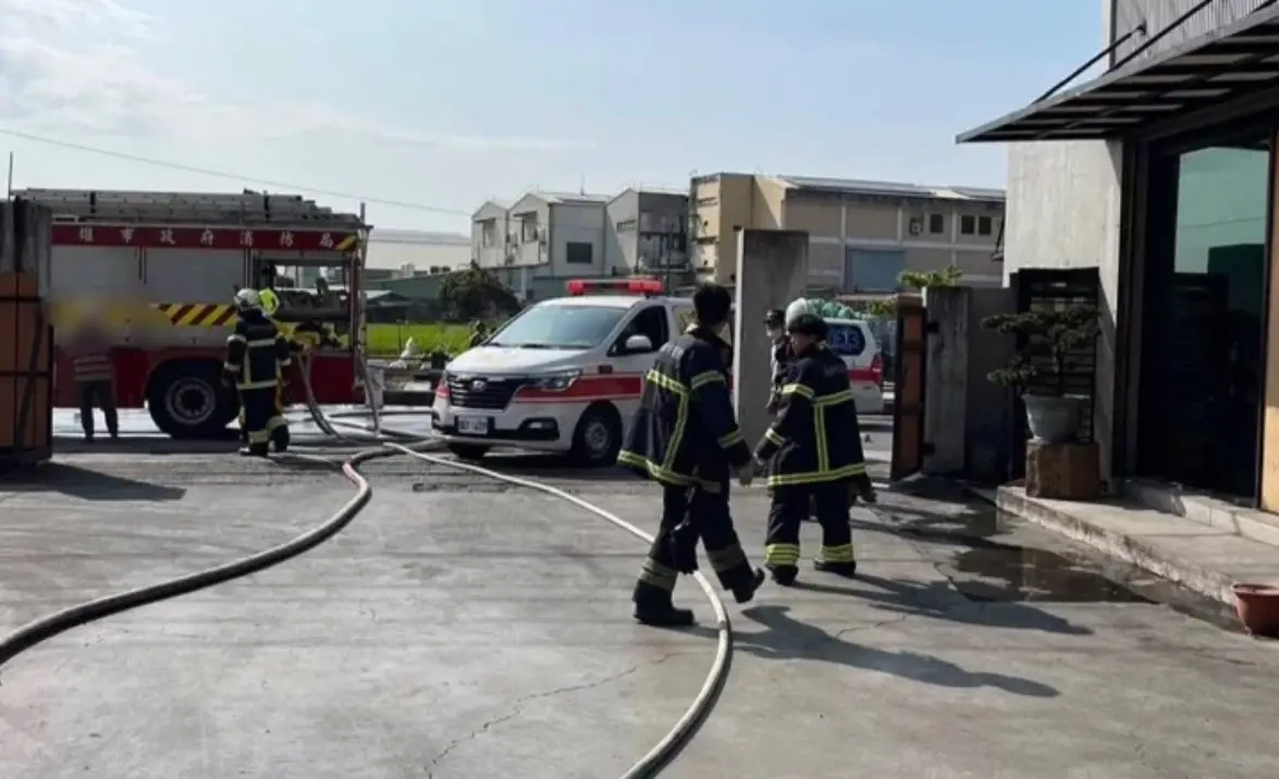 ▲23日上午，高雄湖內某鋁製工廠突然發生火警，疑似是工廠內鍋爐氣爆，現場救出8名員工，其中6人受傷、2人死亡。（圖／翻攝畫面）