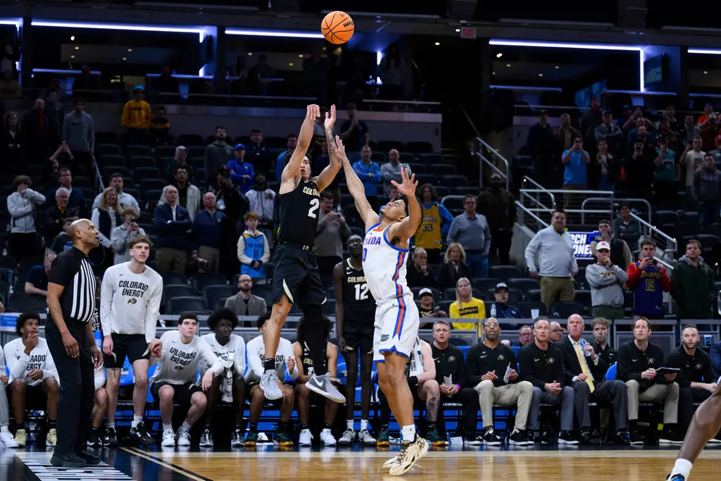 ▲NCAA錦標賽10號種子科羅拉多靠著KJ Simpson在終場前1.7秒的跳投「準絕殺」，以102:100險勝擊敗名校佛羅里達大學。（圖／美聯社／達志影像）