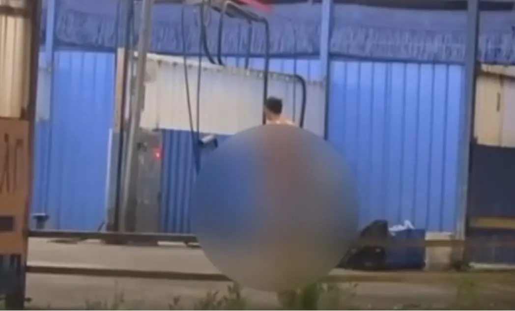 ▲一名男子跑到新北市汐止區某自助洗車廠，拿起水管直接全裸洗澡，引起眾多網友熱議，有網友表示「洗澡10塊、勇氣100」。（圖／翻攝畫面）