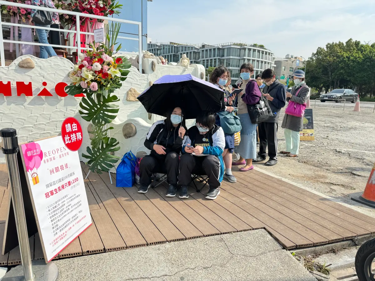 ▲亞尼克台北內湖旗艦店今開幕，推出百元生乳捲活動，一早就吸引大批民眾前來排隊購買。（圖／記者周淑萍攝）