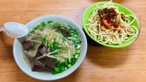 台中人早餐「炒麵+豬血湯」　外地人嚇：一早吃這麼油，身體OK嗎
