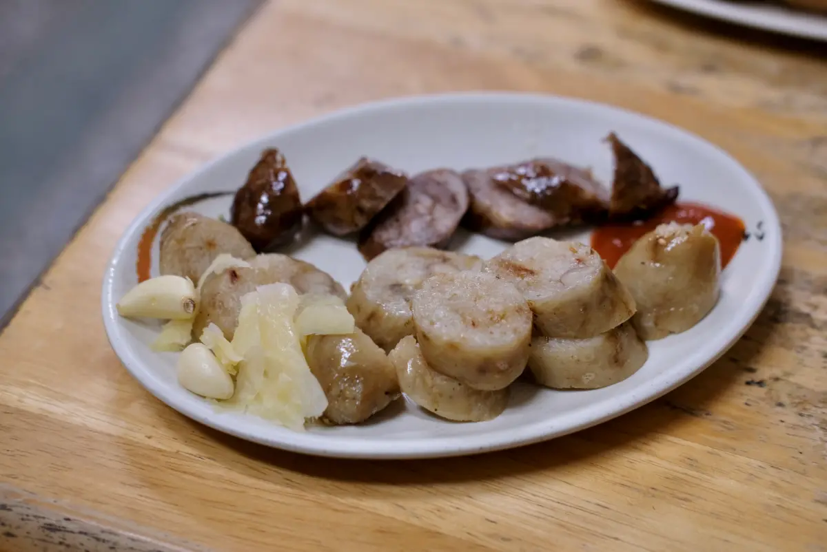 ▲首次有「黑輪攤」進米其林榜單，位在高雄鳳山的「三輪的店」以台式關東煮與糯米腸、香腸獲得青睞。（圖／記者葉盛耀攝）