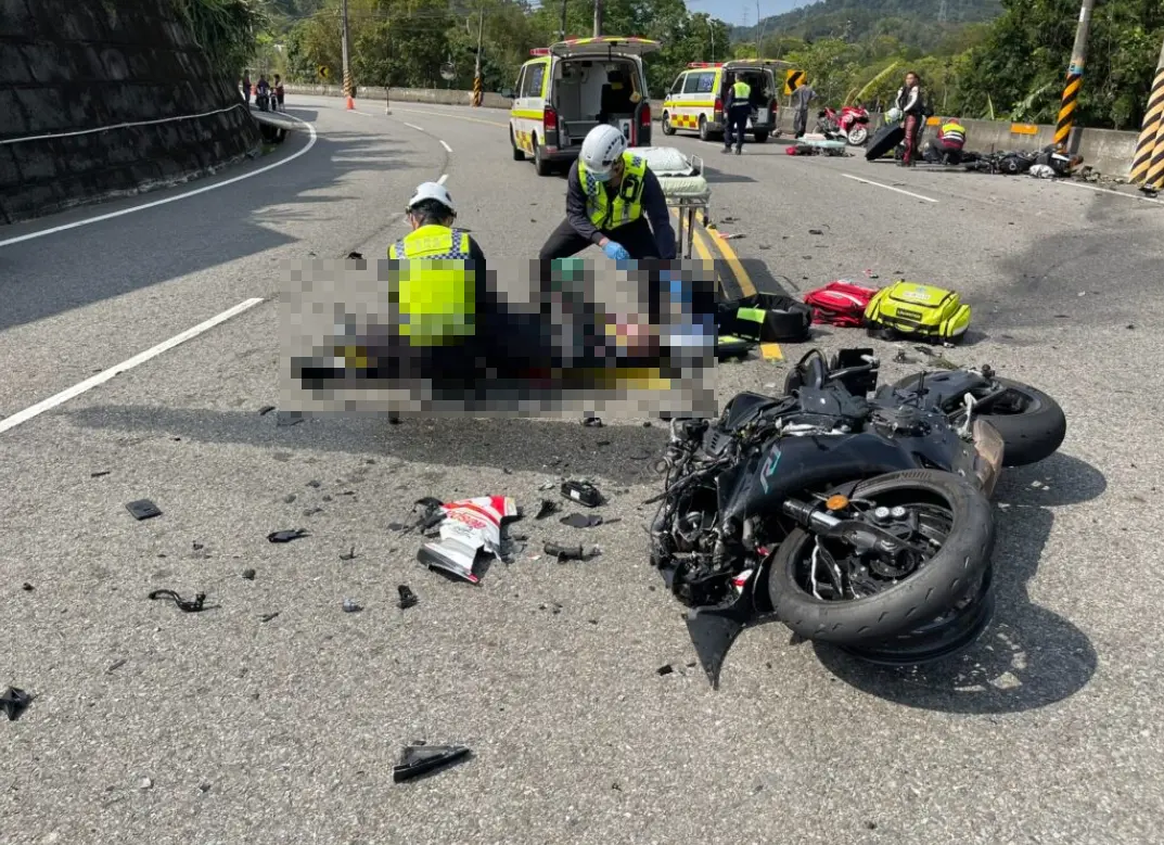 ▲苗栗獅潭鄉台3線今（23）日上午傳出一起嚴重車禍，2部重機不明原因對撞，釀成1死1傷慘劇。（圖／翻攝畫面）