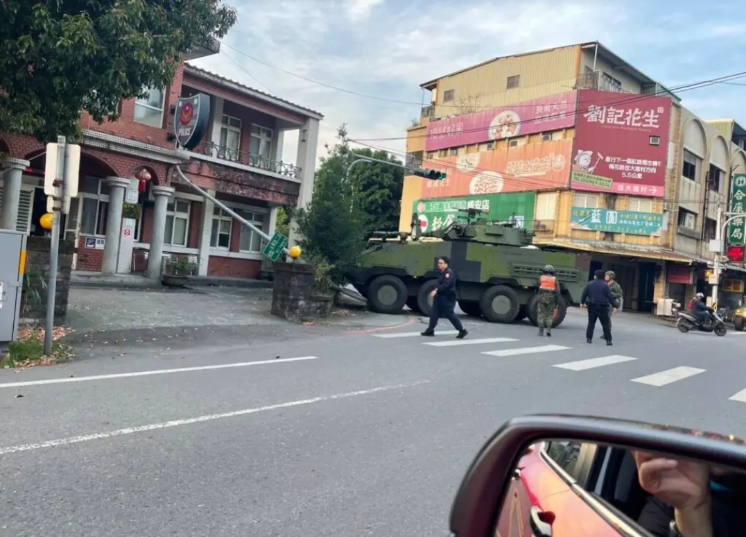 ▲陸軍一部雲豹裝甲車疑似為閃避腳踏車，意外撞倒燈桿造成派出所外牆損毀。（圖／翻攝畫面）