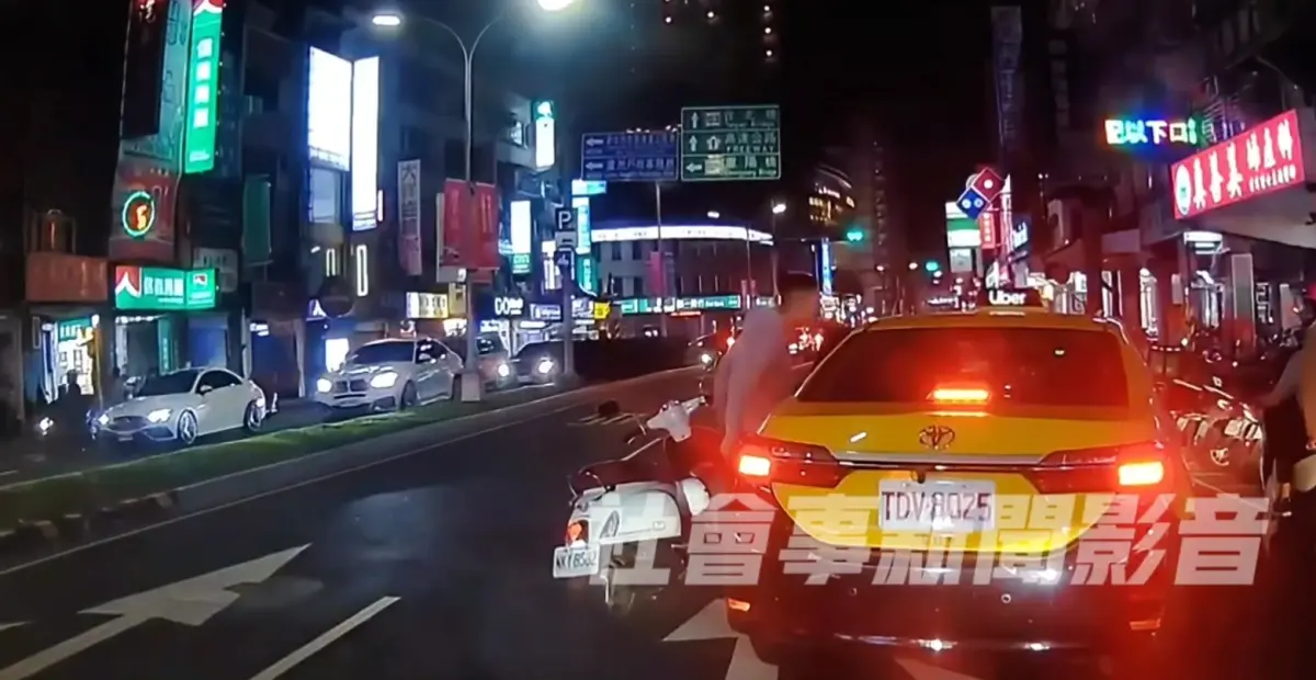 ▲該名機車騎士因不滿計程車違規迴轉，遂沿路追逐試圖攔下運將。（圖／翻攝社會事新聞影音）