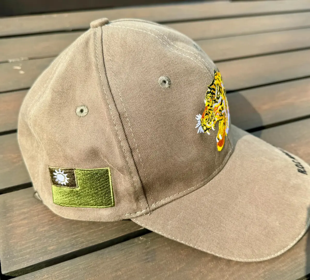 ▲前立委蔡正元在臉書貼出照片指出，關渡指揮部把帽子的國旗顏色改為綠色。（圖／翻攝自蔡正元臉書）