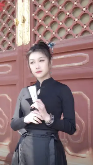 ▲馬來西亞女星張慧儀換上漢服「馬面裙」，在北京天壇拍美照。（圖／張慧儀抖音）