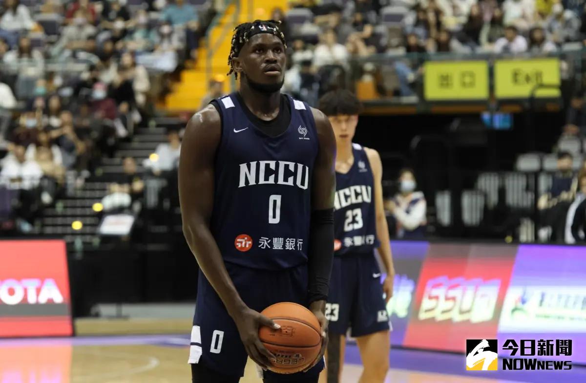 ▲P. LEAGUE+聯盟今（12）日晚間7：00將進行新人選秀會，而來自政治大學的好手莫巴耶，被看好是即戰力球員，富邦會不會用狀元籤將他選進，也備受外界矚目。（圖／記者朱永強攝）