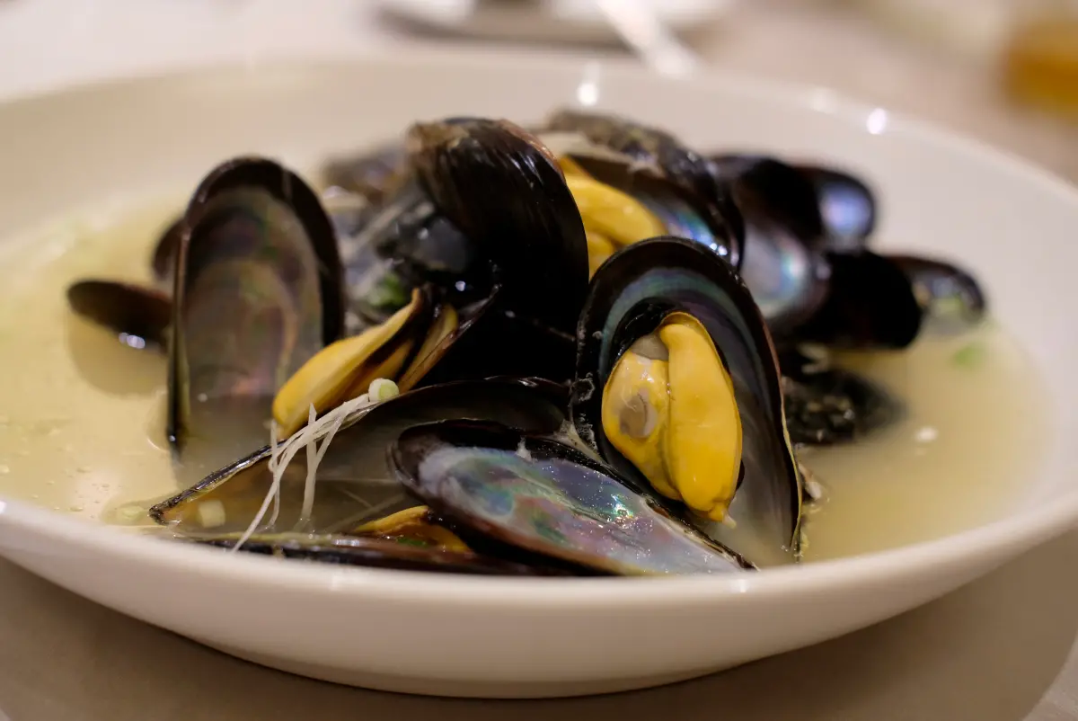 ▲生活中常能吃到的貝類「淡菜」，也被稱為貽貝或孔雀蛤，明明不是蔬菜卻叫菜，而且竟然還有分公與母，其實超簡單就能分辨。（圖／記者葉盛耀攝）