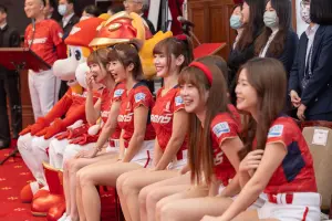 李多慧加盟味全龍！賴清德臉書po啦啦隊照　網讚：總統選對了
