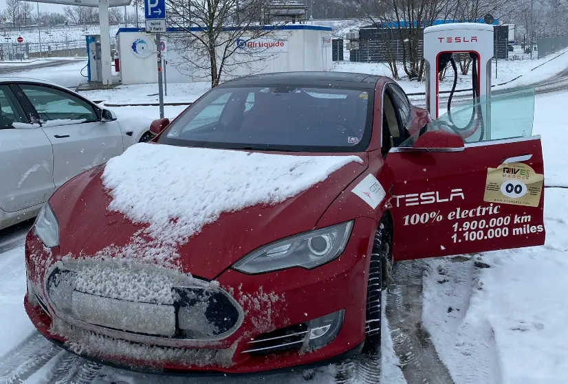 ▲吉米恩的紅色Model S，去年累積行駛突破190萬公里，讓他開心替愛車換上新塗裝。（圖／取自x@gem8mingen）