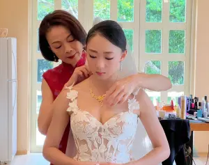 最辣丈母娘！金鐘視后柯淑勤參加女兒杜蕾婚禮　20年前旗袍還能穿
