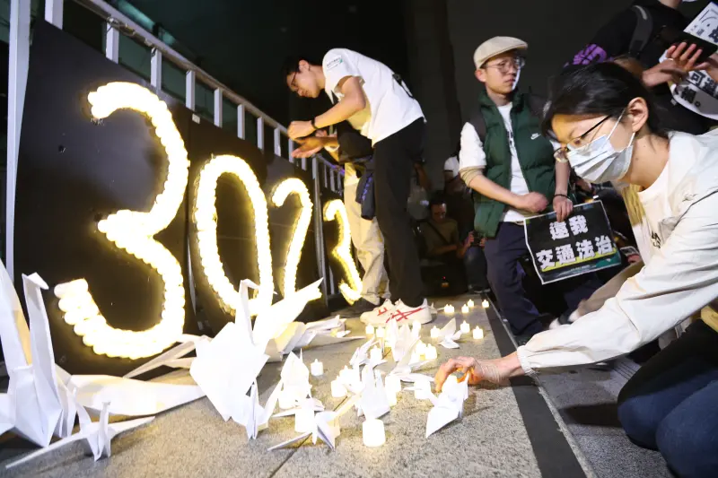 ▲行人路權團體「還路於民 VISION ZERO TAIWAN」於今（23）日晚間舉行「燭光白紙鶴悼念步行活動」。（圖／記者陳明中攝影）