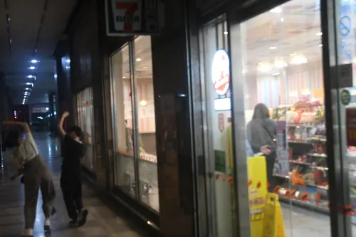 ▲7-11今年率超商通路之先，在今年國際關燈日當天關閉招牌燈兩小時。（圖／記者林調遜攝）