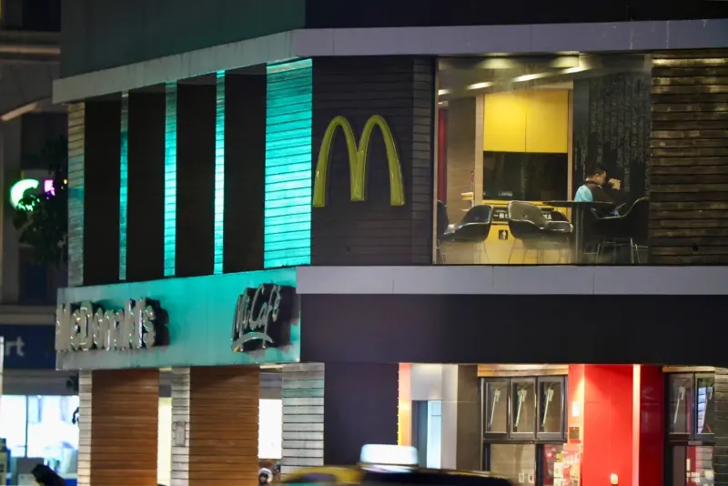 ▲7-11、全家、麥當勞今晚響應「Earth Hour地球一小時」，全台街邊店關閉非必要照明一個小時。（圖／記者陳明中攝）