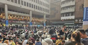 固拉多來了!台北車站大廳驚見上千人席地而坐 全都是寶可夢玩家