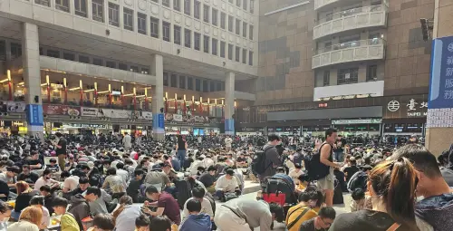▲3月23日時，台北車站大廳竟湧入上千名玩家，席地而坐相互約戰，共同擊敗固拉多捕捉神獸固拉多。（圖／取自精靈寶可夢社團 Pokemon GO）