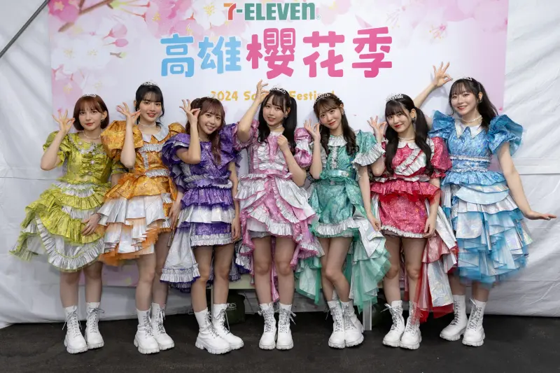 ▲早瀬諾艾爾(左起)、鎮西壽壽歌、仲川瑠夏、松本可憐、櫻井優衣、月足天音、真中茉奈登台前接受訪問,表示非常喜愛高雄的美食。(圖/寬寬整合行銷)