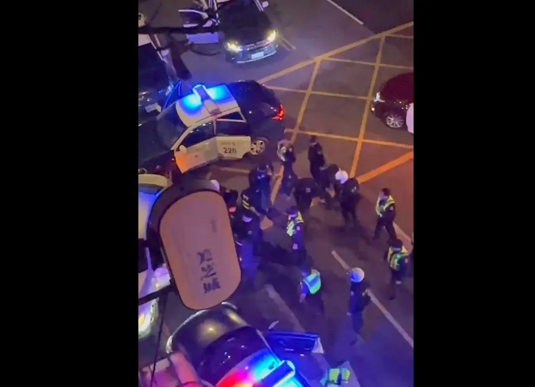 ▲23日晚間，桃園警分局景福派出所門口，遭楊姓男子持槍掃射，警匪雙方駁火的空拍畫面曝光，場面十分驚險。（圖／翻攝畫面）